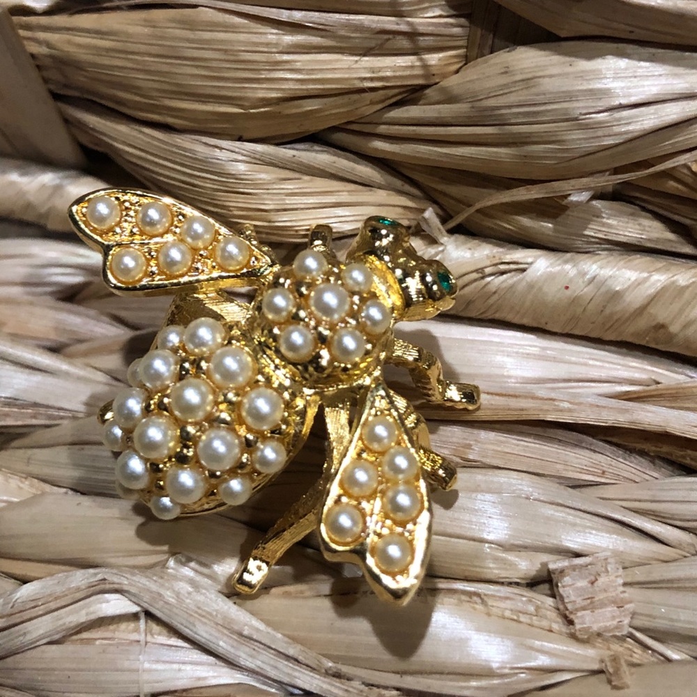 Joan Rivers bumblebee pin white pearl beads